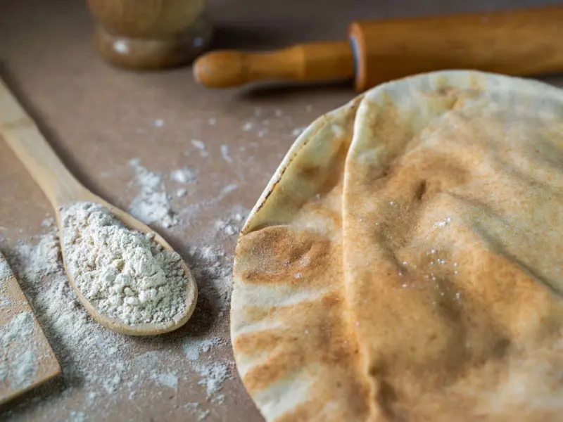 Pane piatto, Khubz, servito caldo che accompagna tutti i piatti Foto: Copyright © Sisterscom.com /&nbsp;Depositphotos