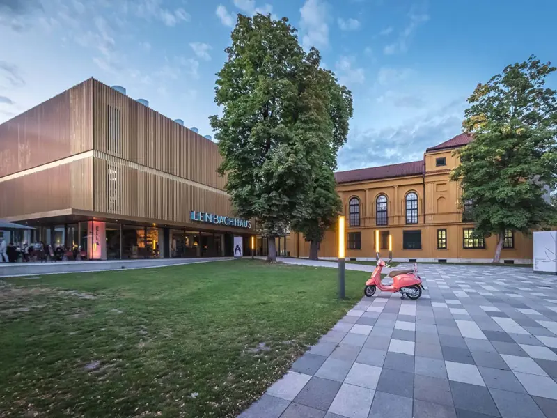 Lenbachhaus am Abend © München Tourismus Nicanor Garcia