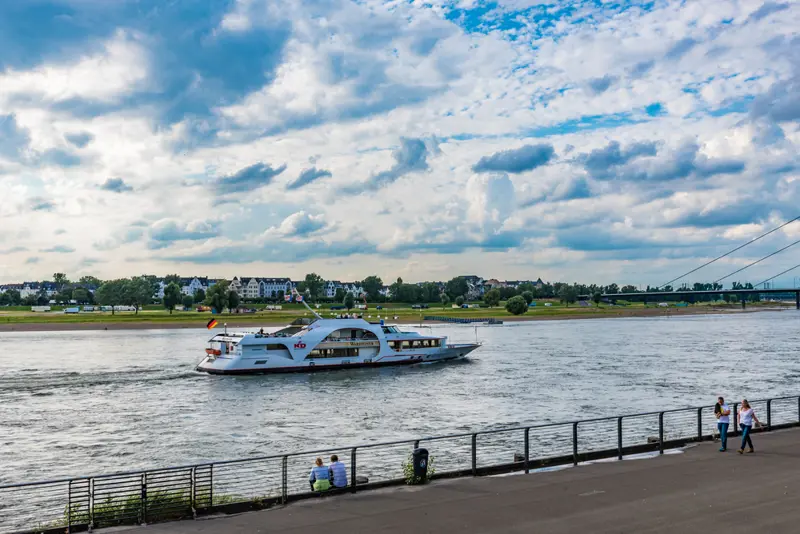 Dusseldorf. Fiume Reno.