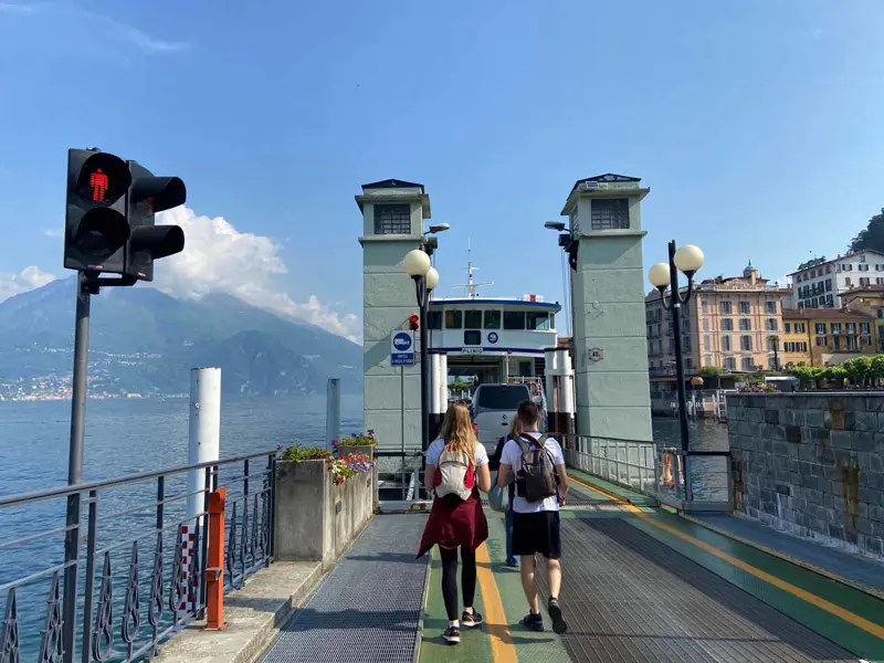 La partenza da Bellagio e l'arrivo sull'altra sponda del Lago di Como con il battello