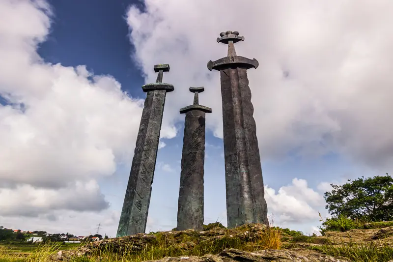  Sverd i fjell. Foto: Copyright © Sisterscom.com / Depositphotos