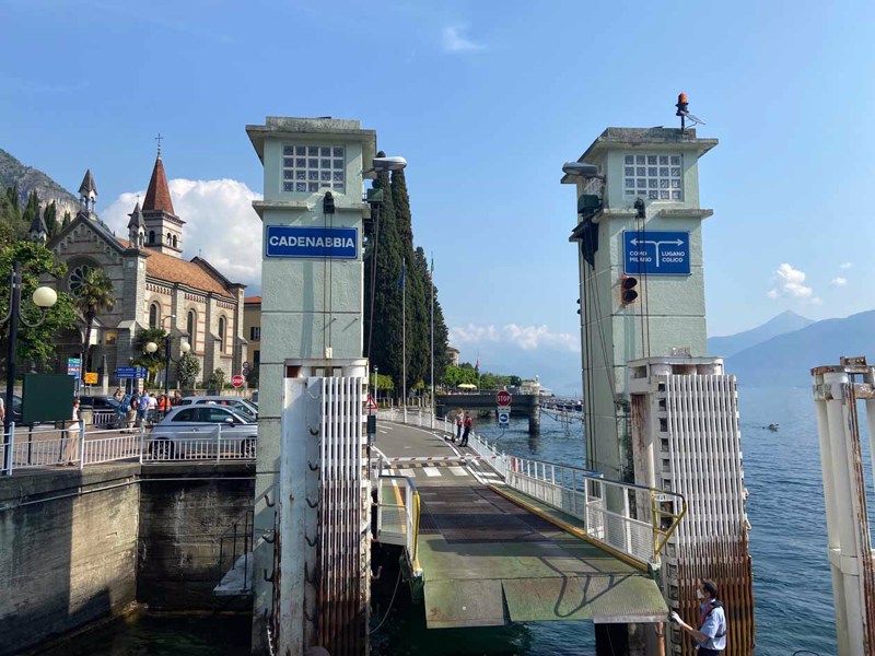La partenza da Bellagio e l'arrivo sull'altra sponda del Lago di Como con il battello