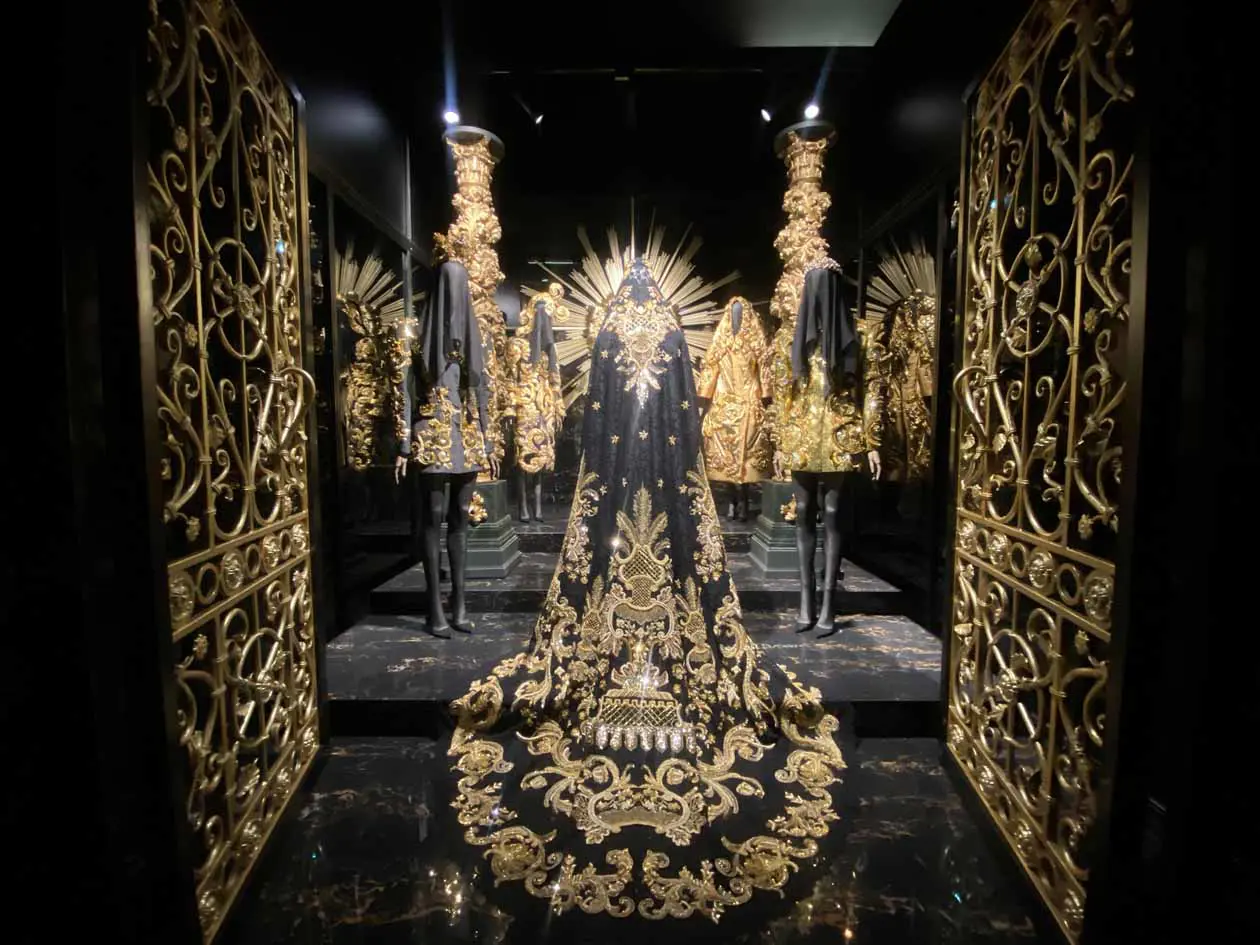 Mostra "Dal Cuore alle Mani: Dolce&Gabbana" al Palazzo Reale di Milano. Copyright © Avion Luxury Magazine.