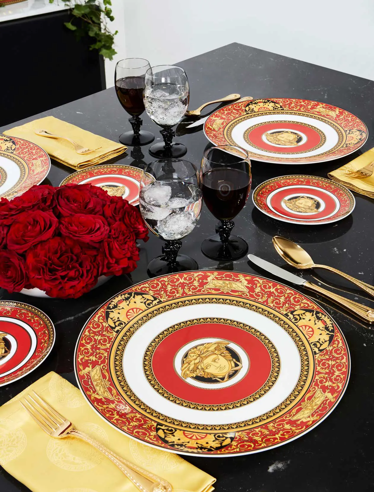 Medusa Red Modern Dining Edition, Rosenthal-Versace. Copyright © Rosenthal.