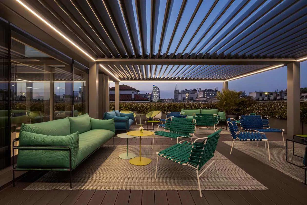 Il Rooftop by Sadler di Casa Baglioni Milan con arredamento di Paola Lenti. Foto: Copyright © DiegoDePol