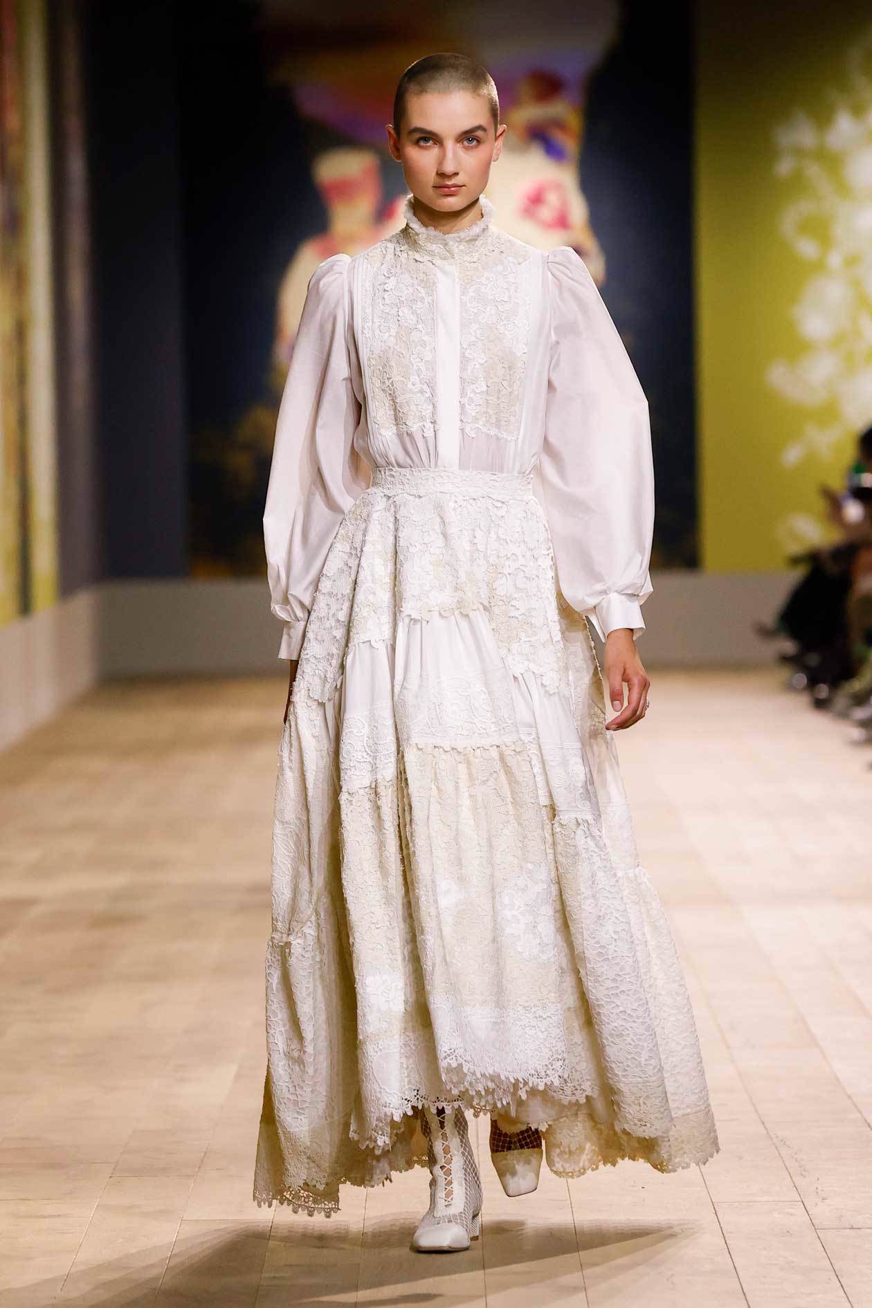 Passage 1 - Numéro 518. Shirt and skirt in lace patchwork and braids of ecru and greige guipure. Copyright: Dior