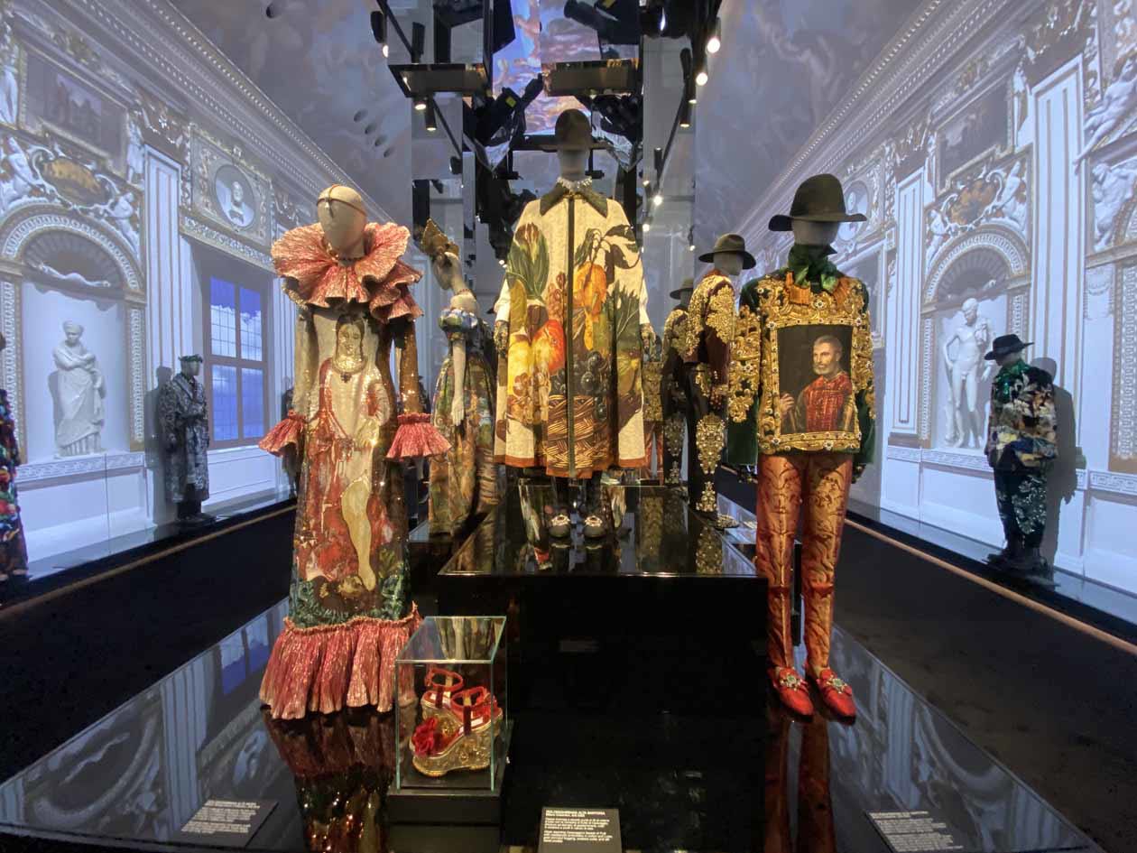 Abiti con spirazioni tratte da maestri come Caravaggio o Leonardo "Dal Cuore alle Mani: Dolce&Gabbana", Palazzo Reale, Milano. Copyright © Avion Luxury Magazine.