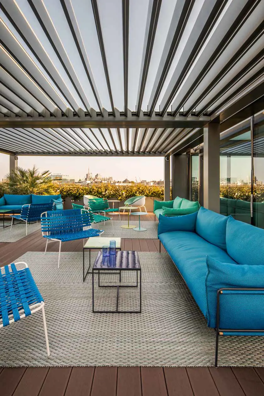 Il Rooftop by Sadler di Casa Baglioni Milan con arredamento di Paola Lenti. Foto: Copyright © DiegoDePol