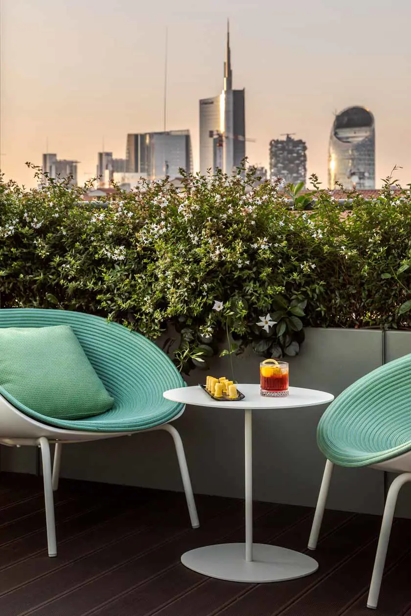 Il Rooftop by Sadler di Casa Baglioni Milan con arredamento di Paola Lenti. Foto: Copyright © DiegoDePol