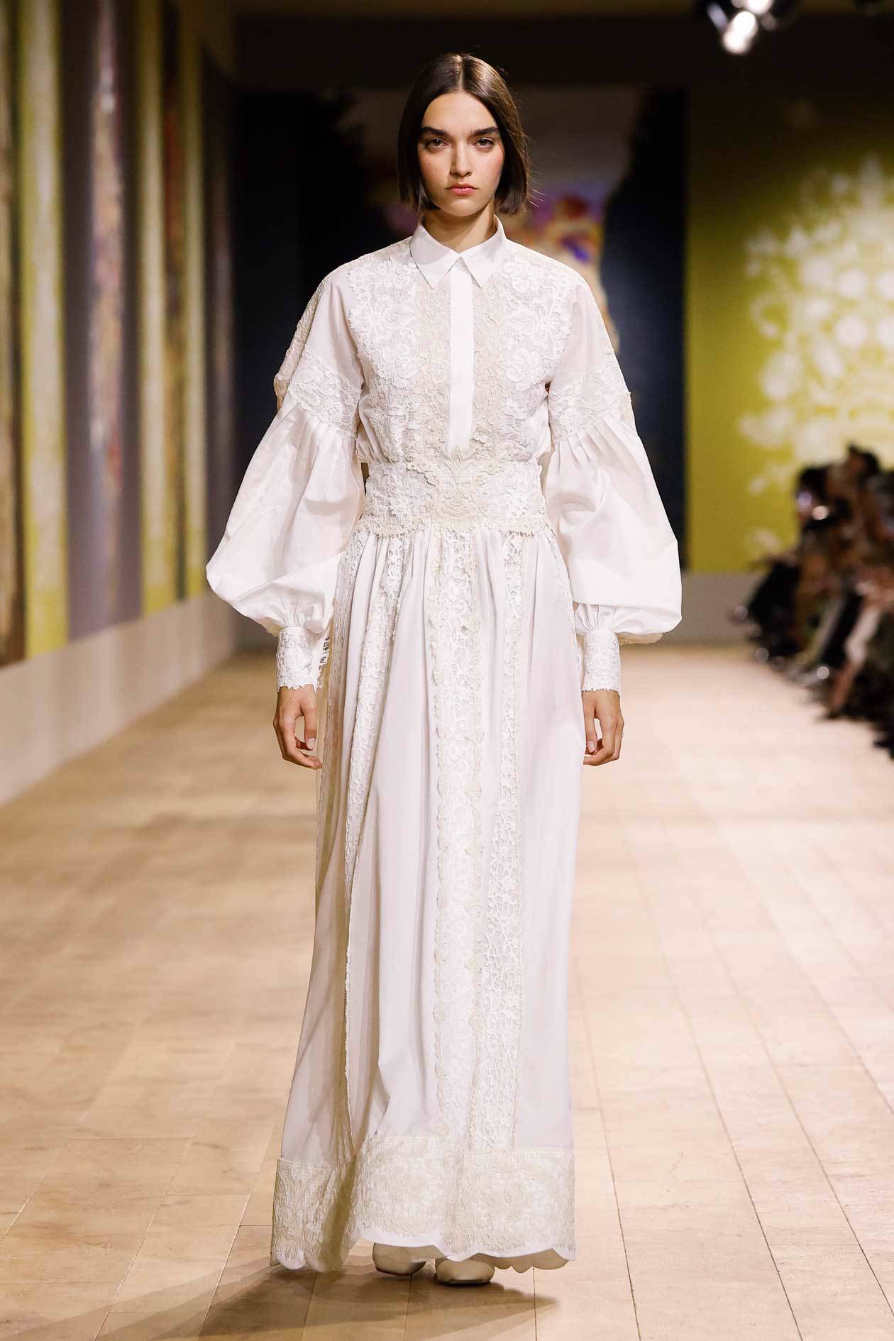 PASSAGE 2 - NUMÉRO 519 Silk and cotton veil dress inlaid with an ecru and white floral guipure band. COPYRIGHT: Dior