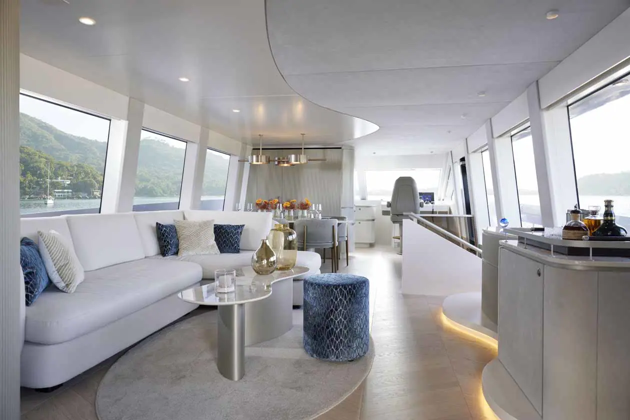 Van der Valk, Flybridge 25M, Dutch Falcon, salon. Copyright © Van der Valk.