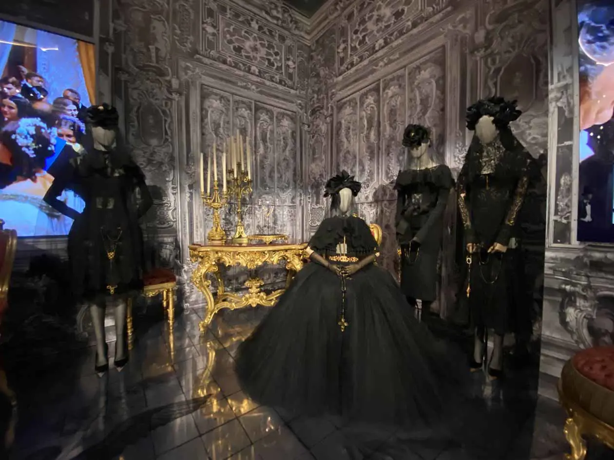 Mostra "Dal Cuore alle Mani: Dolce&Gabbana" al Palazzo Reale di Milano. Copyright © Avion Luxury Magazine.