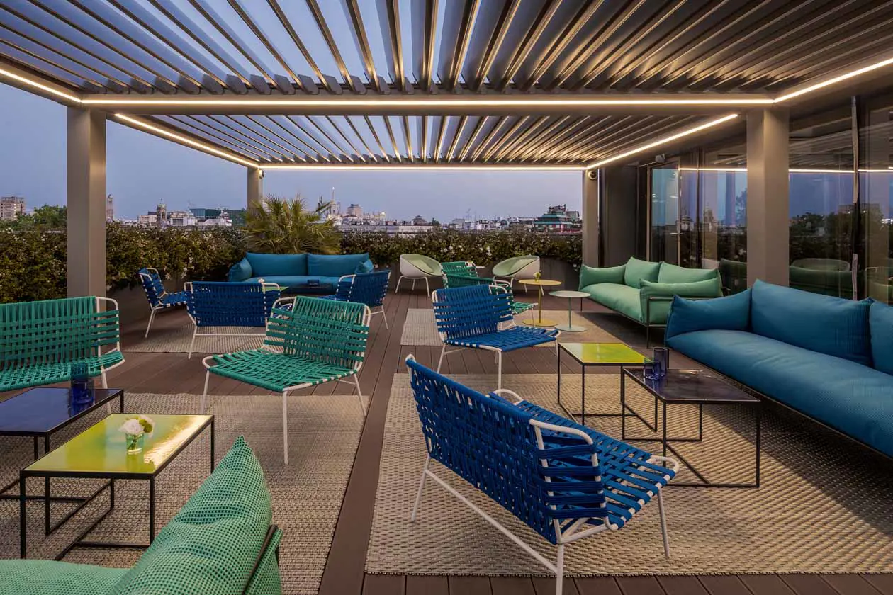 Il Rooftop by Sadler di Casa Baglioni Milan con arredamento di Paola Lenti. Foto: Copyright © DiegoDePol