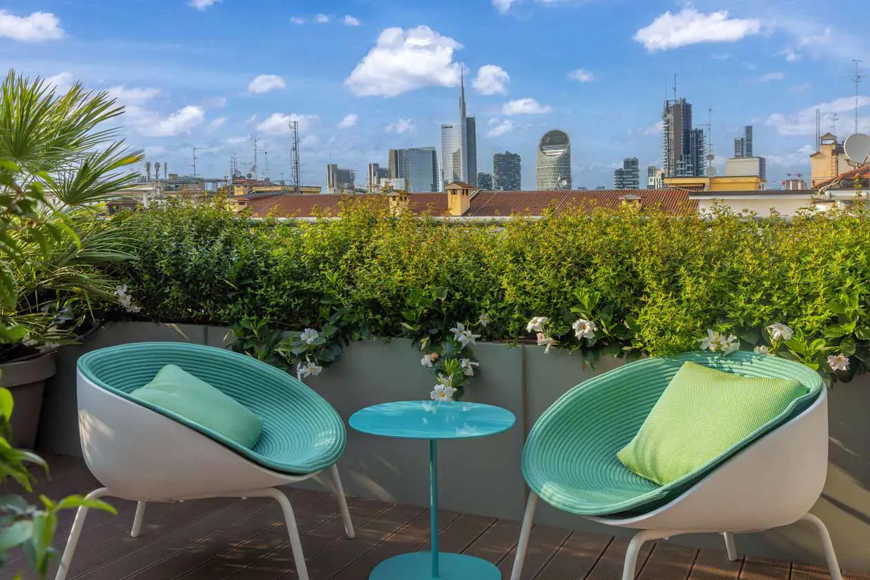 Il Rooftop by Sadler di Casa Baglioni Milan con arredamento di Paola Lenti. Foto: Copyright © DiegoDePol