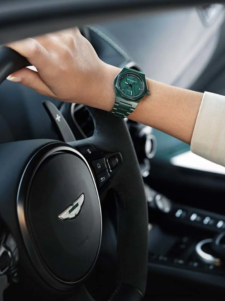 Girard-Perregaux Laureato Green Ceramic Aston Martin Edition. Copyright © Girard-Perregaux / Aston Martin.