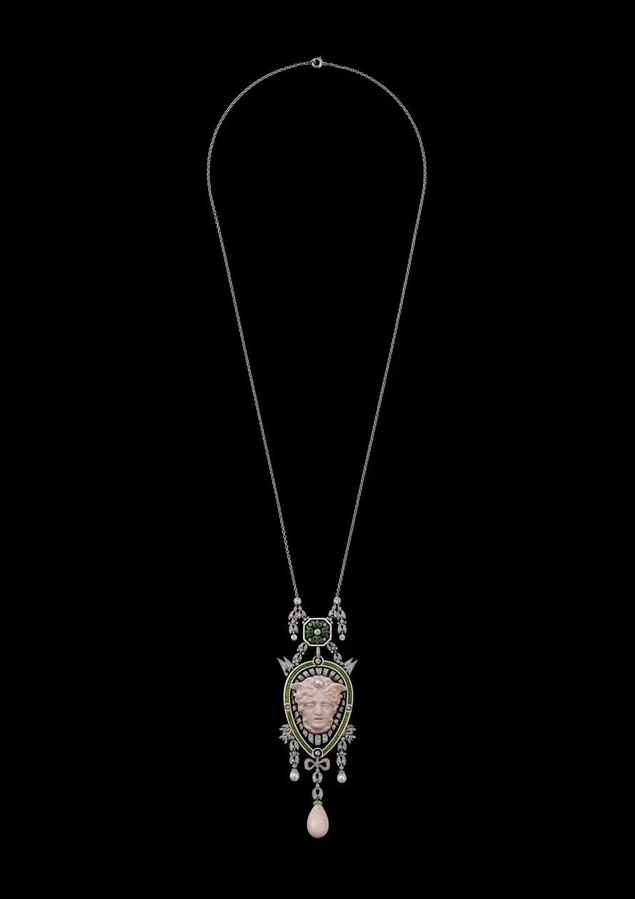 Pendente Testa di Medusa, Cartier Parigi, 1906, Platino, oro, diamanti, perle naturali, corallo “pelle d’angelo”, smalto, Collezione Cartier, Images copyrights: Nils Herrmann, Collection Cartier © Cartier