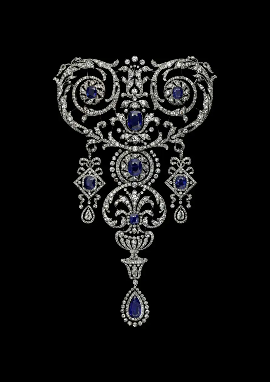 Spilla Stomacher, Cartier Parigi, eseguita su ordinazione, 1907, Platino, diamanti, zaffiri, Collezione Cartier / Vincent Wulveryck, Collection Cartier © Cartier, © Sovrintendenza Capitolina ai Beni Culturali.