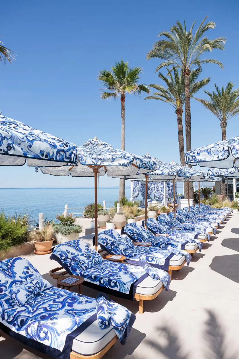 DG Resort 2025, beach club La Cabane nel resort Los Monteros a Marbella, Costa del Sol, Spagna Copyright © Dolce&Gabbana