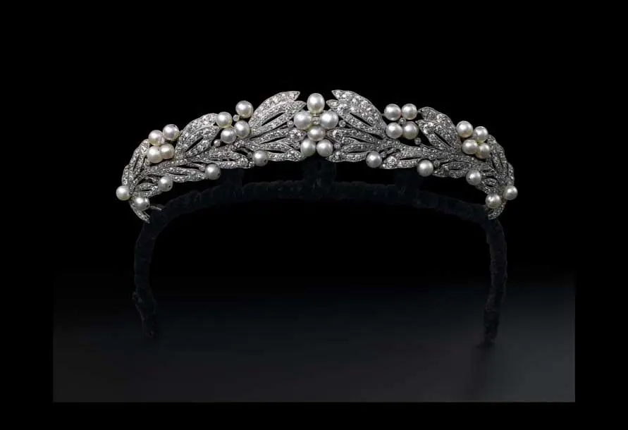 Diadema, Cartier Paris, eseguito su ordinazione, 1907, Platino, diamanti, perle naturali, Fatto per il matrimonio di Marie Bonaparte con il Principe Giorgio di Grecia e Danimarca nel 1907. Provenienza: principessa Marie Bonaparte (1882-1962), Collezione Cartier - Vincent Wulveryck, Collection Cartier © Cartier
