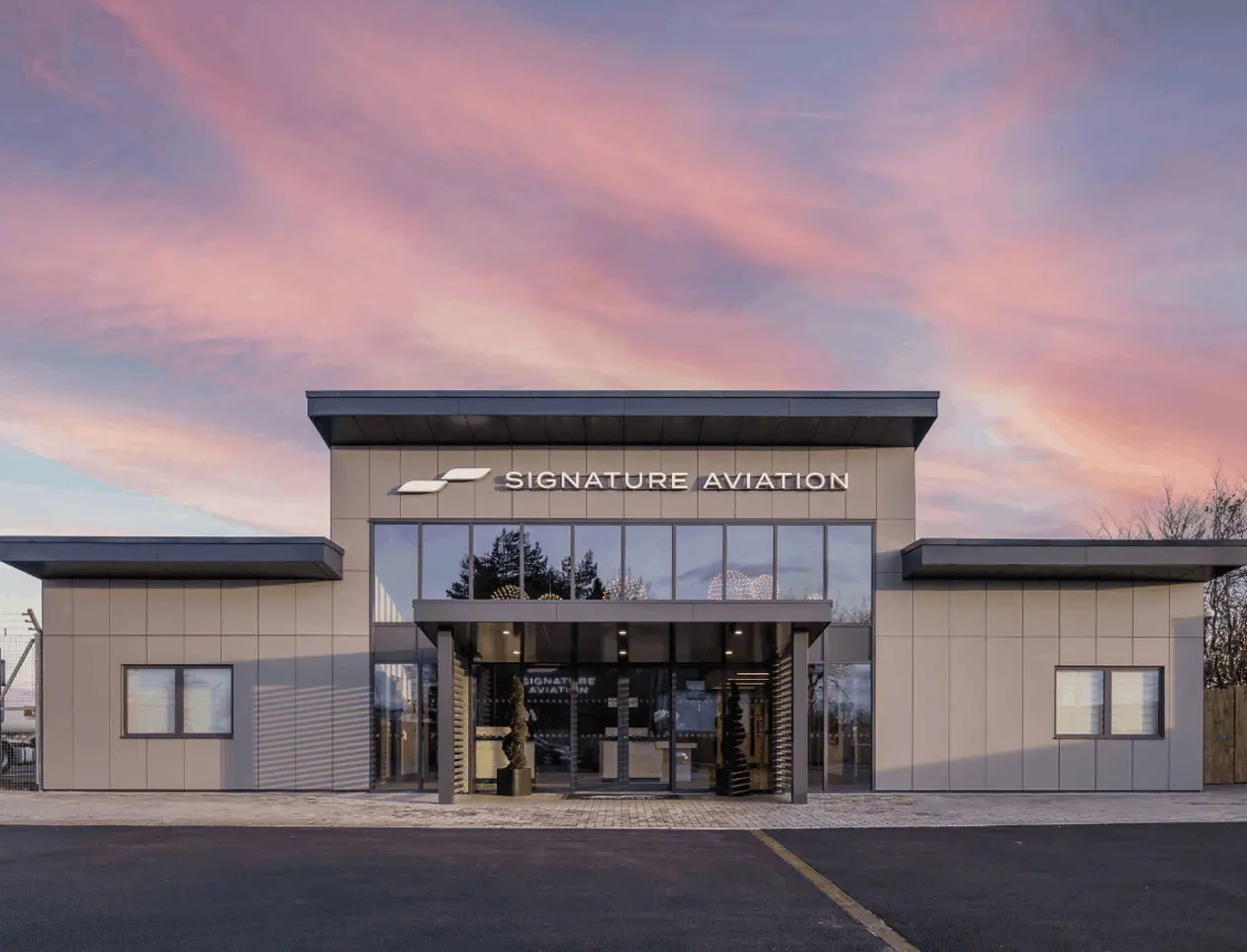 Signature Aviation GLA - Exterior of New Terminal at Glasgow Airport Foto: Copyright © Signature Aviation