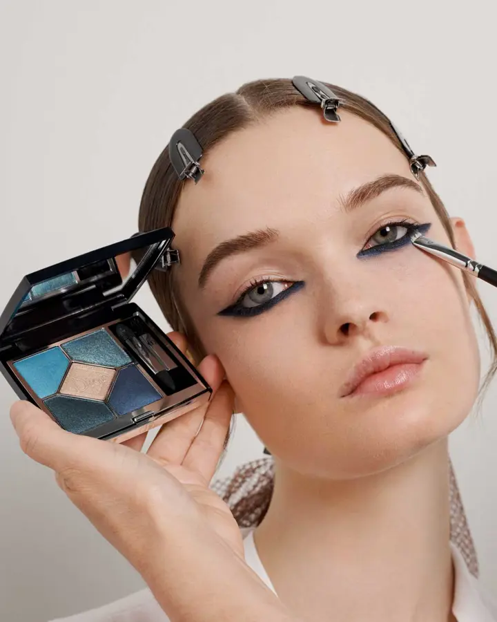 Collezione Haute Couture Autunno Inverno 2021-2022, backstage della sfilata Dior. Trucco Dior creato e stile da Peter Philips. Fotografia: Sophie Tajan per Christian Dior Parfums.