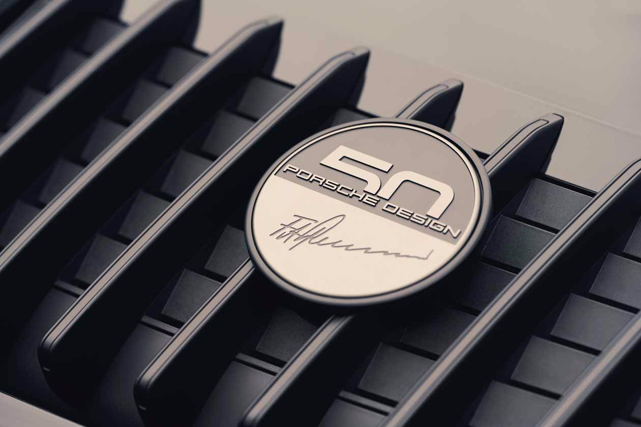 Badge "Porsche Design 50th Anniversary" con una riproduzione della firma di FA Porsche