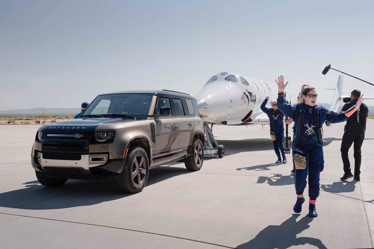I veicoli Land Rover supportano il primo volo della Virgin Galactic