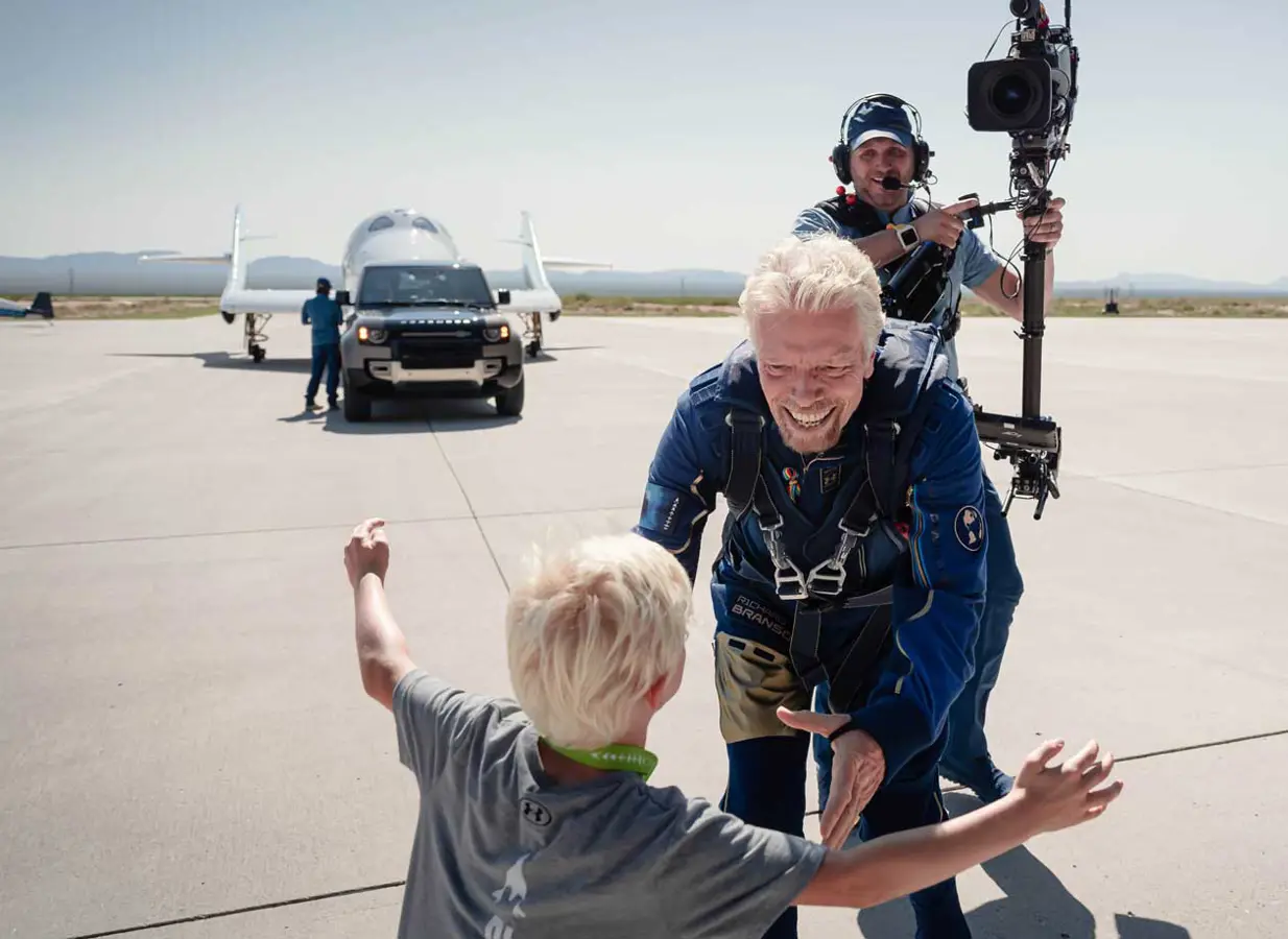 I veicoli Land Rover supportano il primo volo della Virgin Galactic