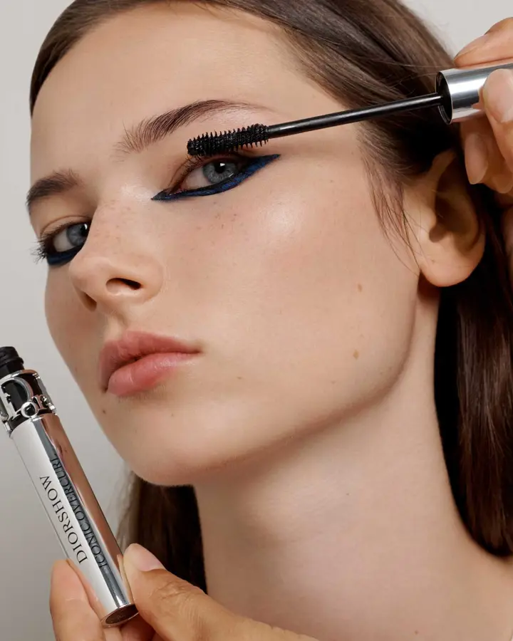 Collezione Haute Couture Autunno Inverno 2021-2022, backstage della sfilata Dior. Trucco Dior creato e stile da Peter Philips. Fotografia: Sophie Tajan per Christian Dior Parfums.