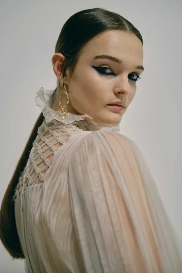 Collezione Haute Couture Autunno Inverno 2021-2022, backstage della sfilata Dior. Trucco Dior creato e stile da Peter Philips. Fotografia: Sophie Tajan per Christian Dior Parfums.