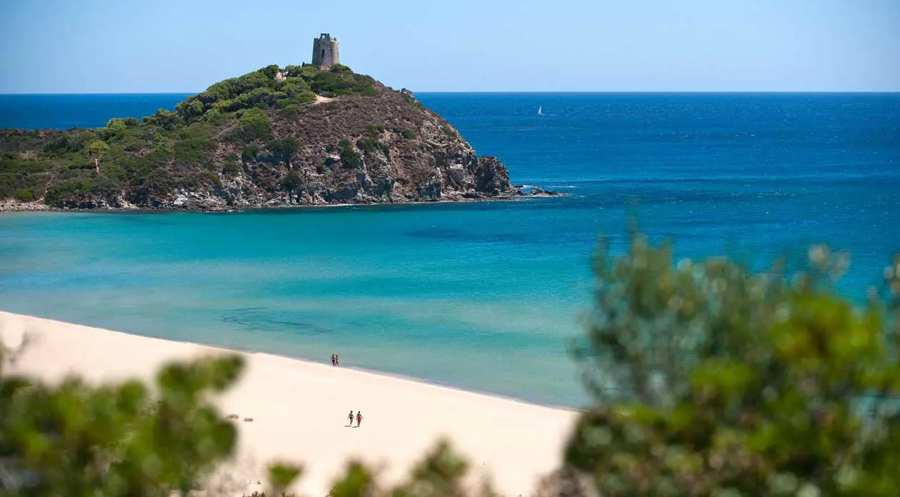 Chia Laguna, spiaggia con vista sulla Torre di Chia