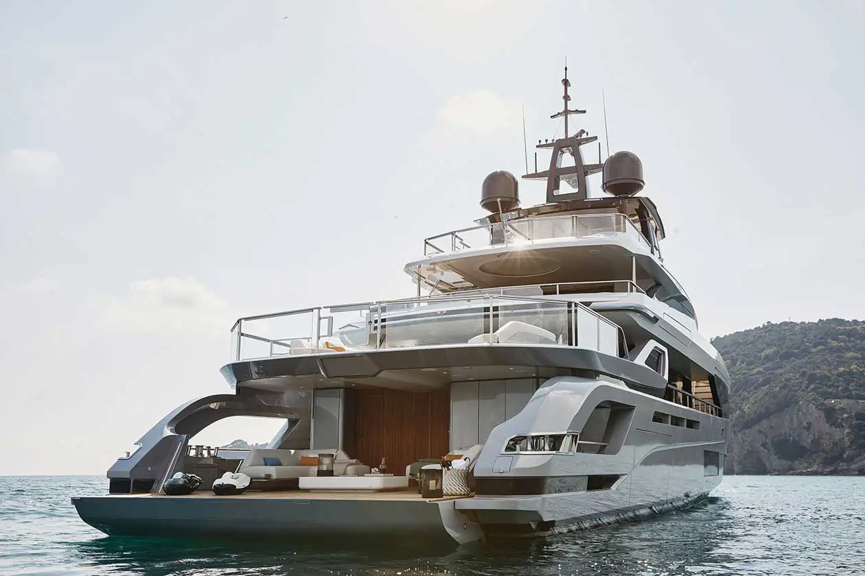 Azimut Grande Trideck, three decks + One