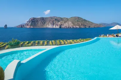 Il lussuoso Therasia Resort Sea & Spa a Vulcano