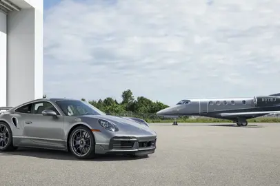 Porsche e Embraer presentano un'accoppiata vincente: un'auto sportiva e un jet