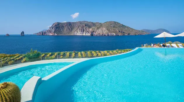 Il lussuoso Therasia Resort Sea & Spa a Vulcano