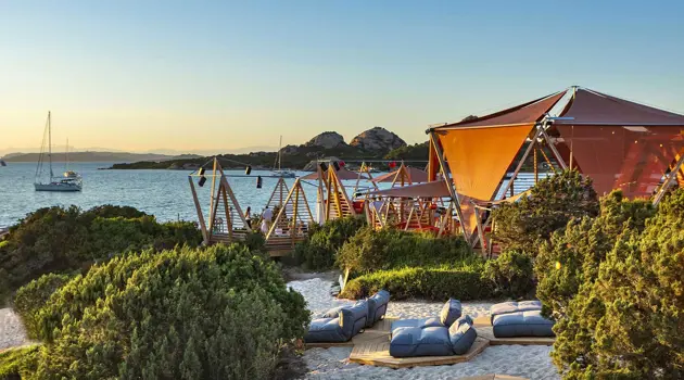 Esperienza Beach Club al 7Pines Resort di Baja Sardinia