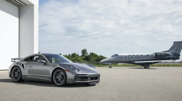 Porsche e Embraer presentano un'accoppiata vincente: un'auto sportiva e un jet