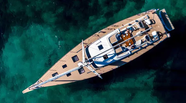 Contest 67CS yacht con interni Bentley su misura