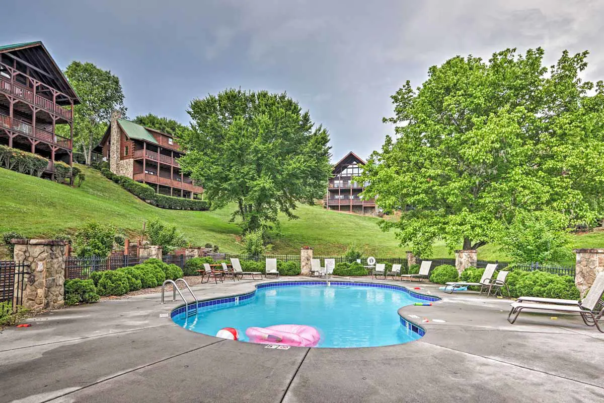 The Smoky Mountain Cabin with Game Room and Hot Tub © Copyright Booking.com