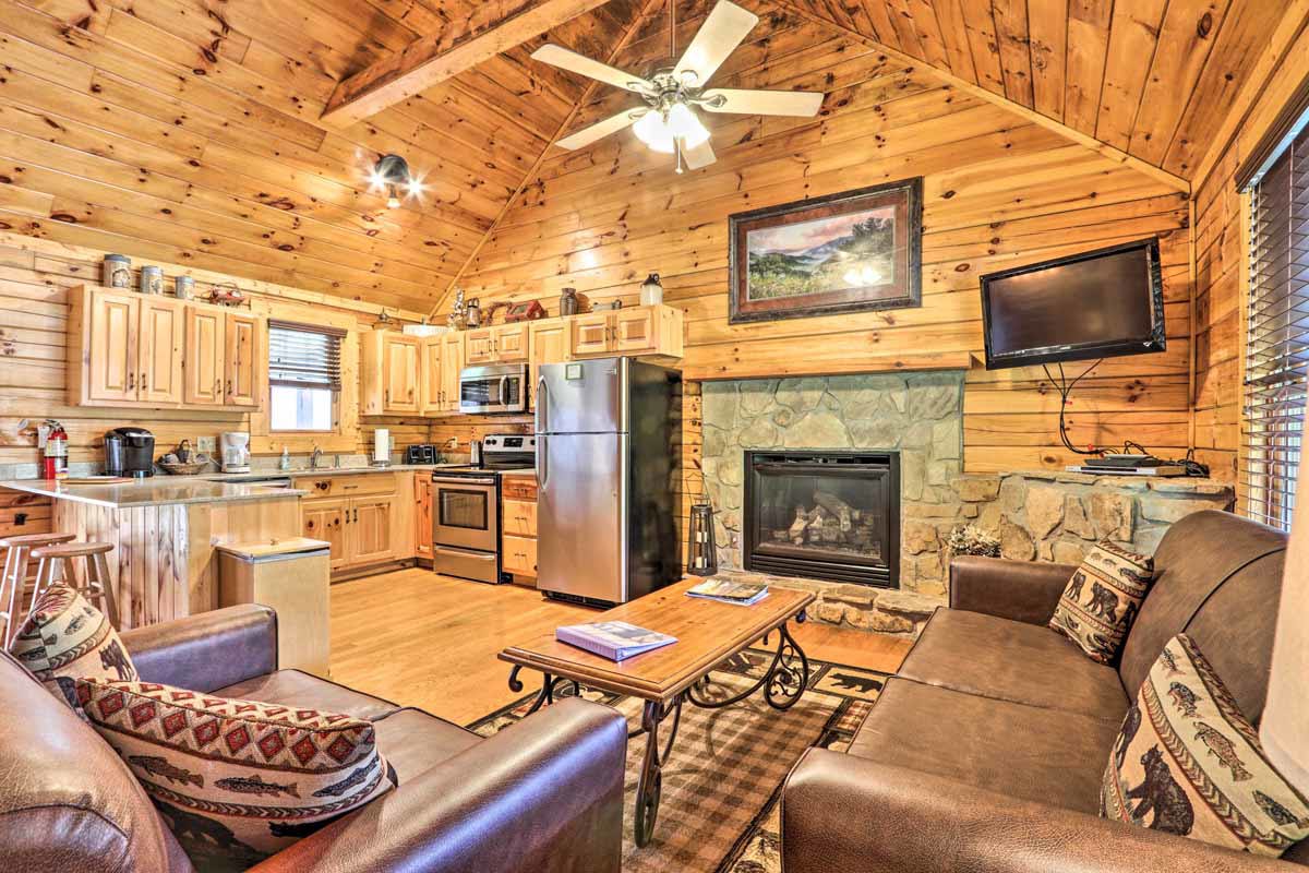 The Smoky Mountain Cabin with Game Room and Hot Tub © Copyright Booking.com
