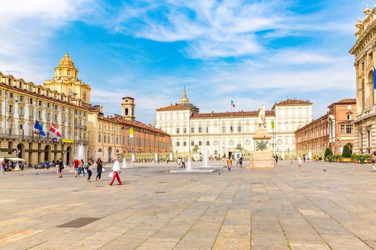 Piazza Castello a Torino. Foto: Copyright © Sisterscom.com / Elitravo / Shutterstock