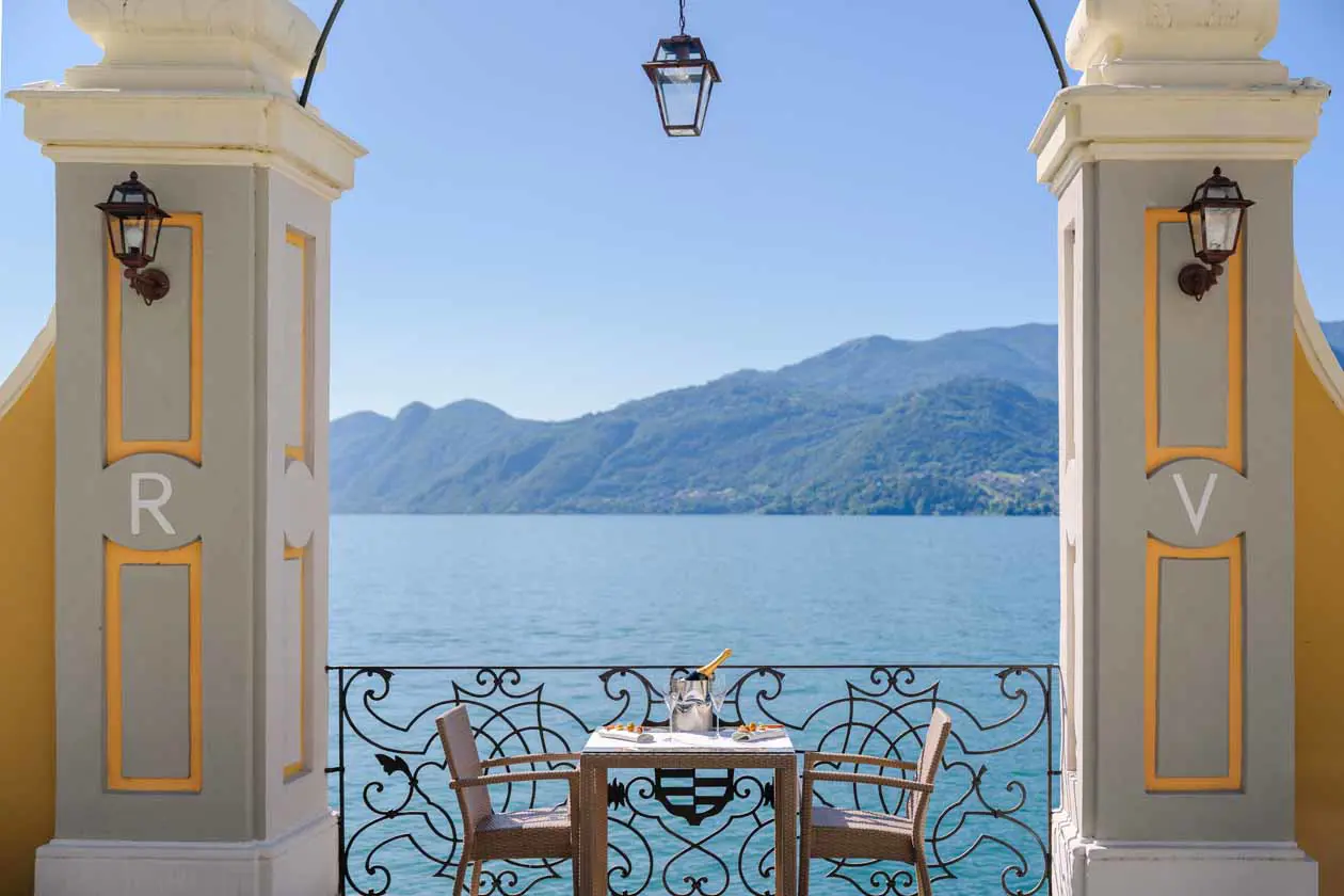 R Collection Hotels, Royal Victoria Varenna, esterni, tavolo arco. Copyright © R Collection Hotels, Royal Victoria Varenna