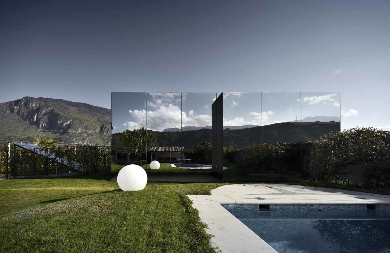 Mirror Houses, Bolzano, Italia. Copyright Booking.com