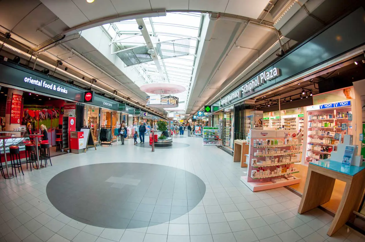 Shopping Amsterdam Schiphol Airport Copyright © Sisterscom.com / Depositphotos