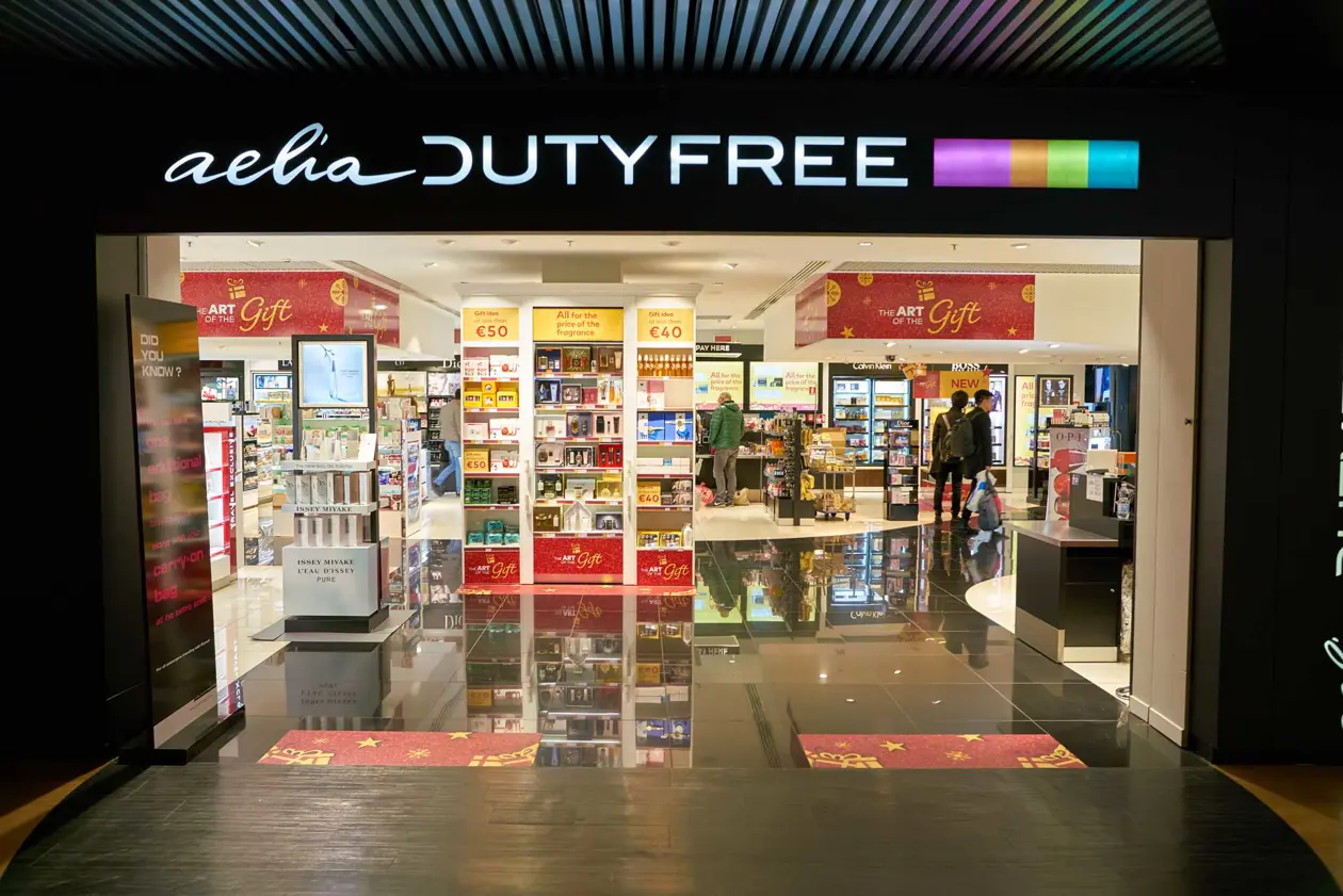 Aelia Duty Free Aeroporto di Roma Fiumicino. Foto solo per uso editoriale Copyright © Sisterscom.com / teamtime / Depositphotos.com