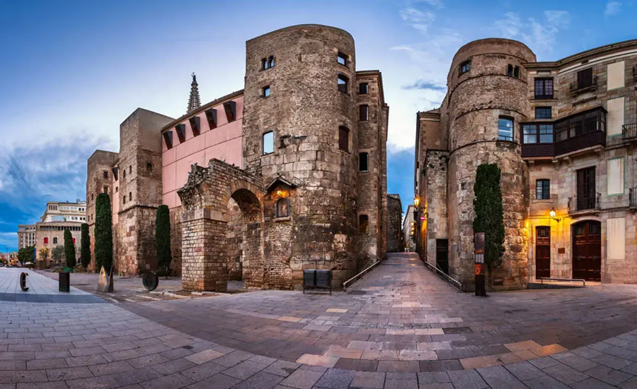 Barcellona: Copyright © Sisterscom.com / Shutterstock