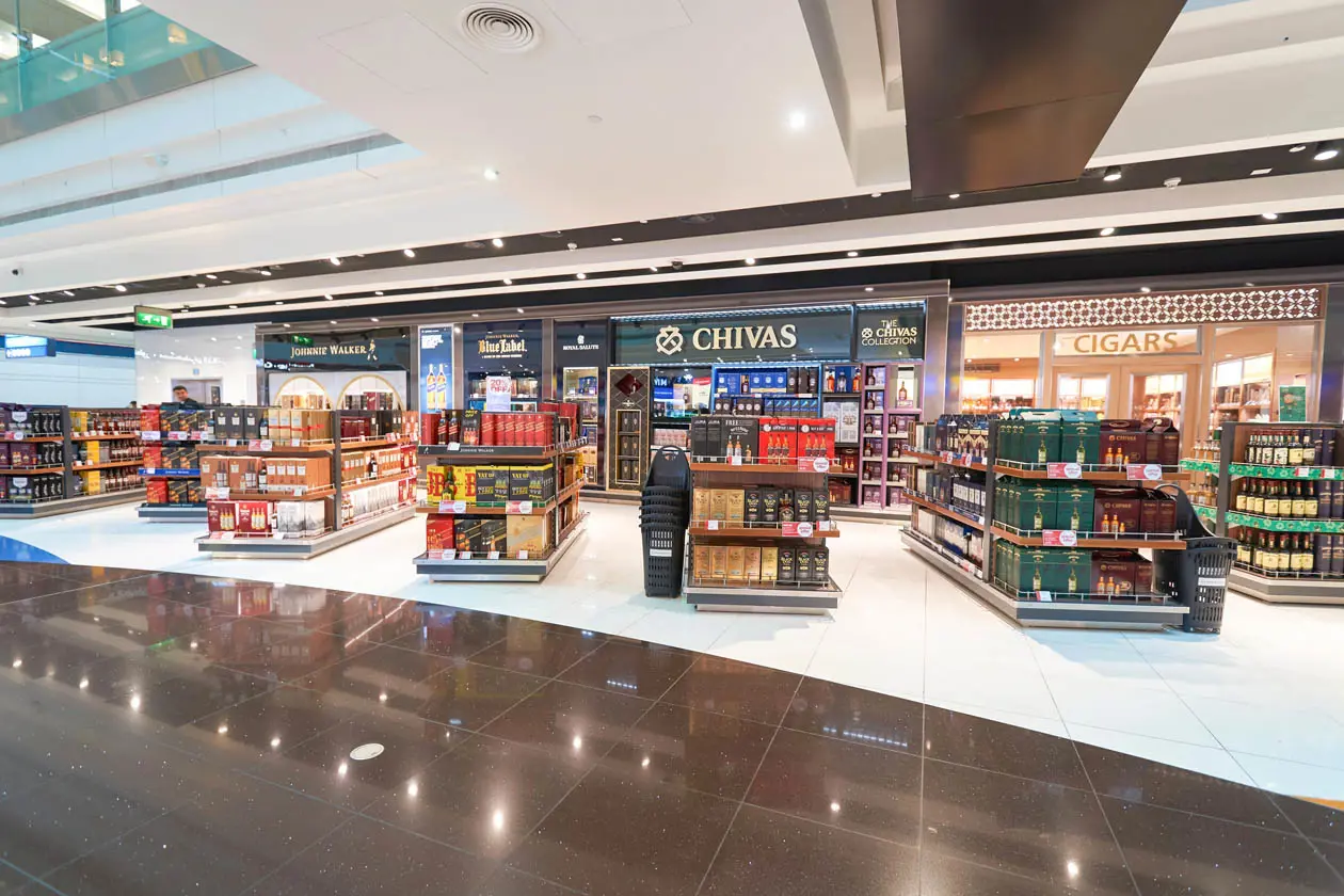 Duty free aeroporto di Dubai. Foto Copyright © Sisterscom.com / Depositphotos