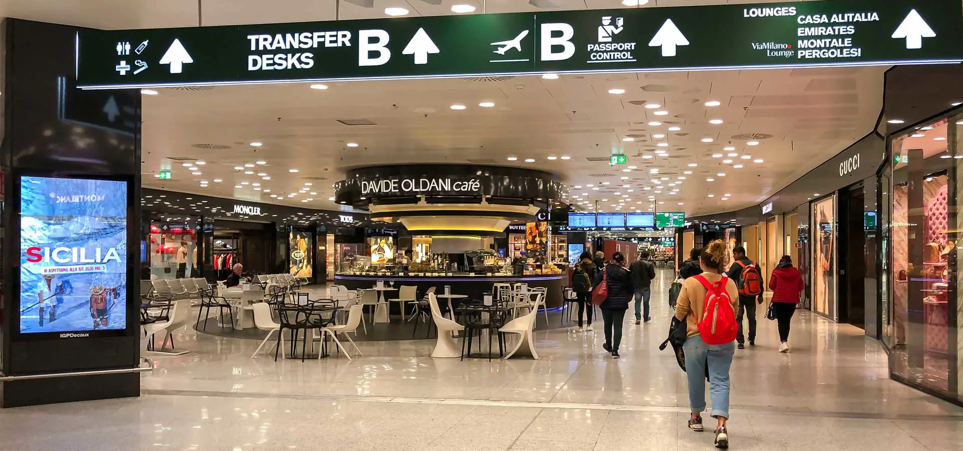 Shopping al T1 di Milano Malpensa Copyright © Sisterscom.com - Depositphotos