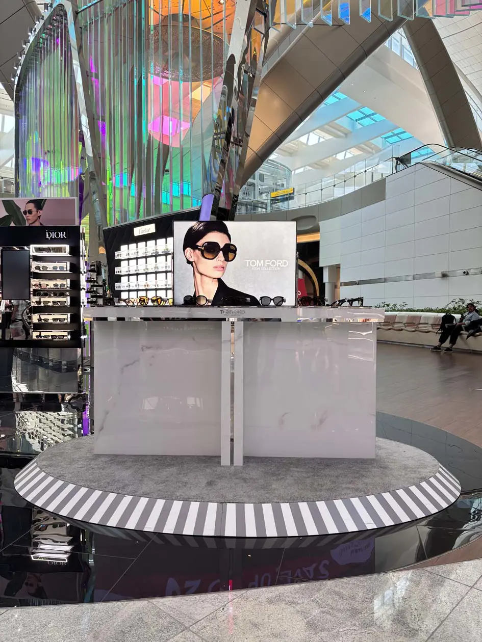 Tom Ford eyewear all'Abu Dhabi Duty Free, Terminal A, Zayed International Airport (AUH) foto: Copyright © Ufficio Stampa Ari