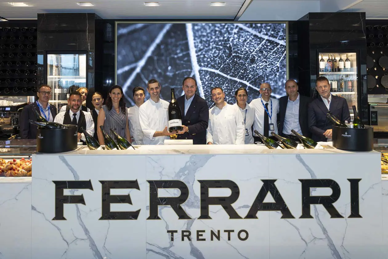 Inaugurazione Ferrari Spazio Bollicine all'aeroporto di Fiumicino: Camilla e Matteo Lunelli con lo staff del Ferrari Spazio Bollicine Copyright&nbsp;© Ufficio stampa Aeroporti di Roma